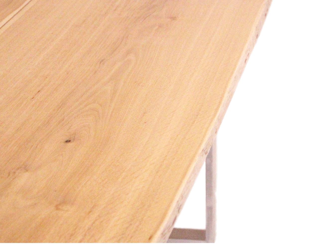 Baumtisch mit metallkufen aus massivholz