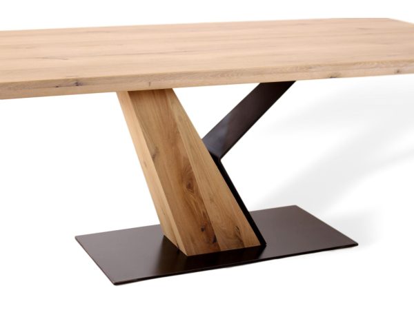 Besonderer Designertisch aus Massivholz und Metall für Esszimmer