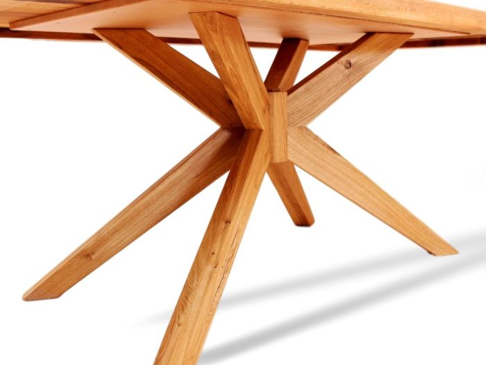 Toller massivholztisch mit Spinnenbeinen aus Eiche in seltenem Design. Massivholz individuell online kaufen. Neue Wohnideen