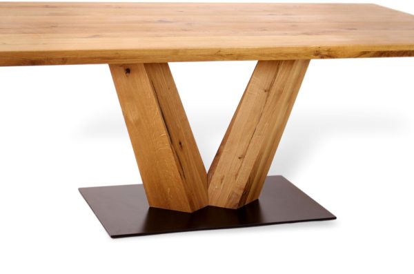 Besonderer Massivholztisch aus Eiche mit Metallplatte