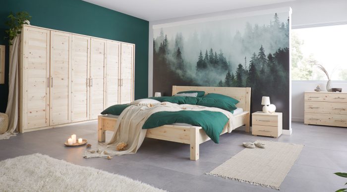 Schlafzimmer aus zirbe bestehend aus schrank bett kommode nachtkästchen und spiegel
