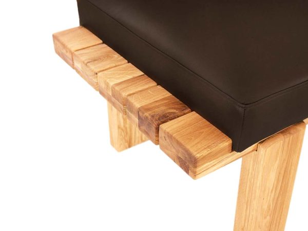 elegante sitzbank aus massivholz und echteder mit schlanken linien