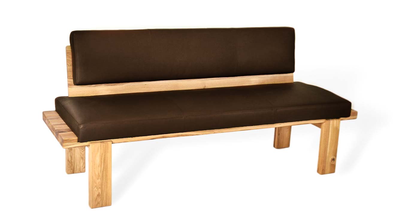 elegante sitzbank aus massivholz und echteder mit schlanken linien
