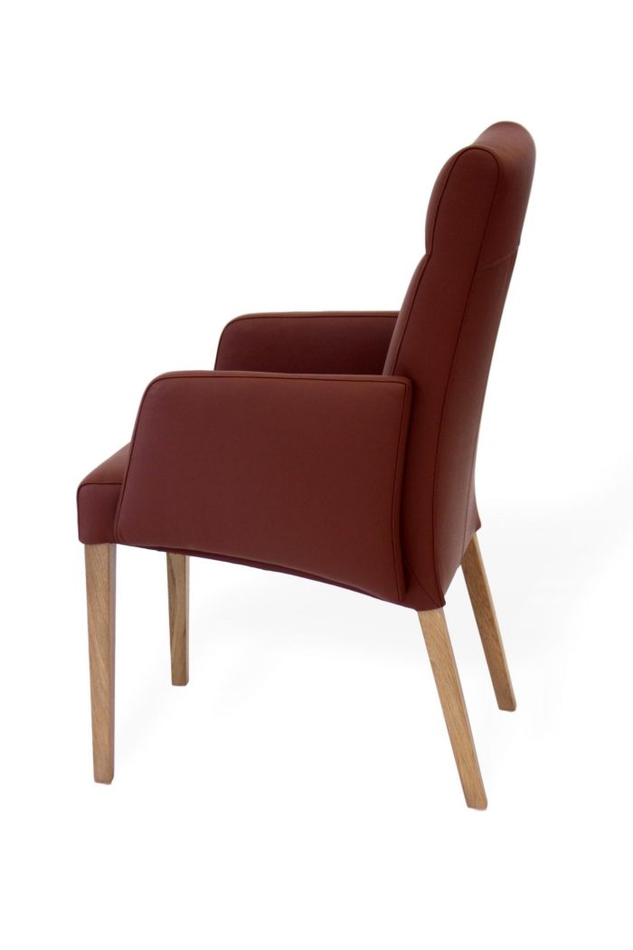Moderner Stuhl aus braunem leder mit Armlehne