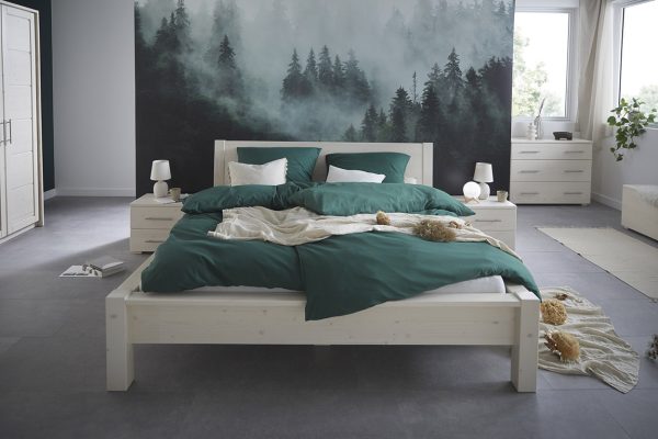 Modernes Bett aus Massivholz in weißer farbe