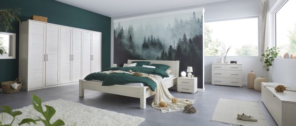 Modernes Schlafzimmer aus Massivholz weiß mit großem Schrank und Bett in Weißer Farbe