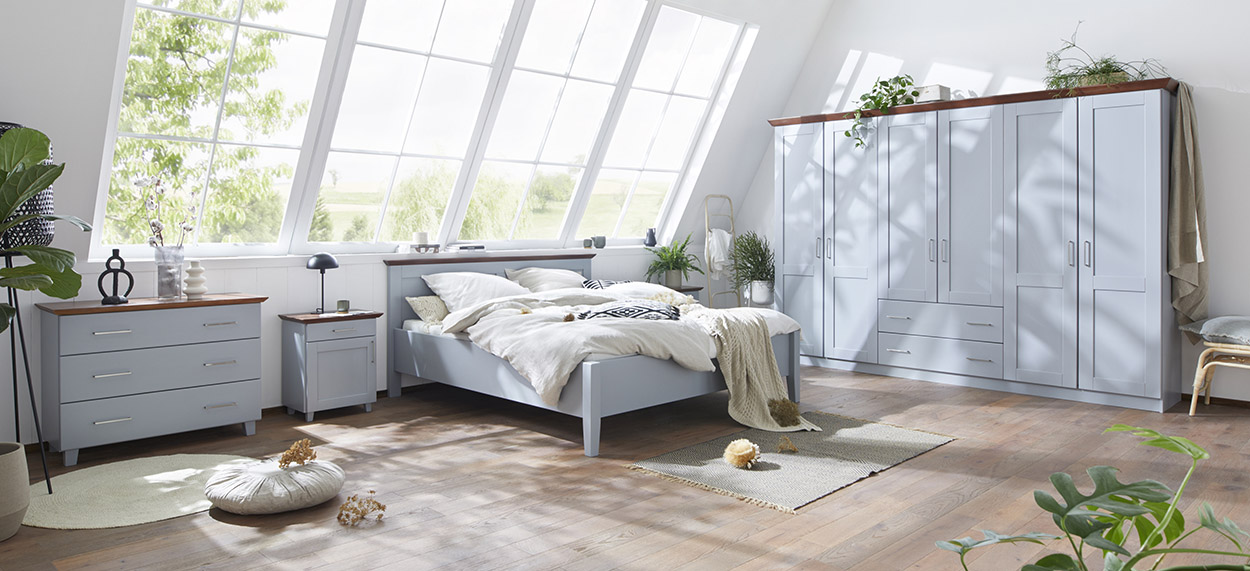 Massives Schlafzimmer in modernem Design mit viel Stauraum