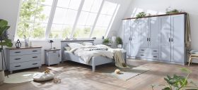 Modernes Massivholz Schlafzimmer Set mit Schrank, Bett, Kommode, und Nachtkommode in grau und brauner Farbe