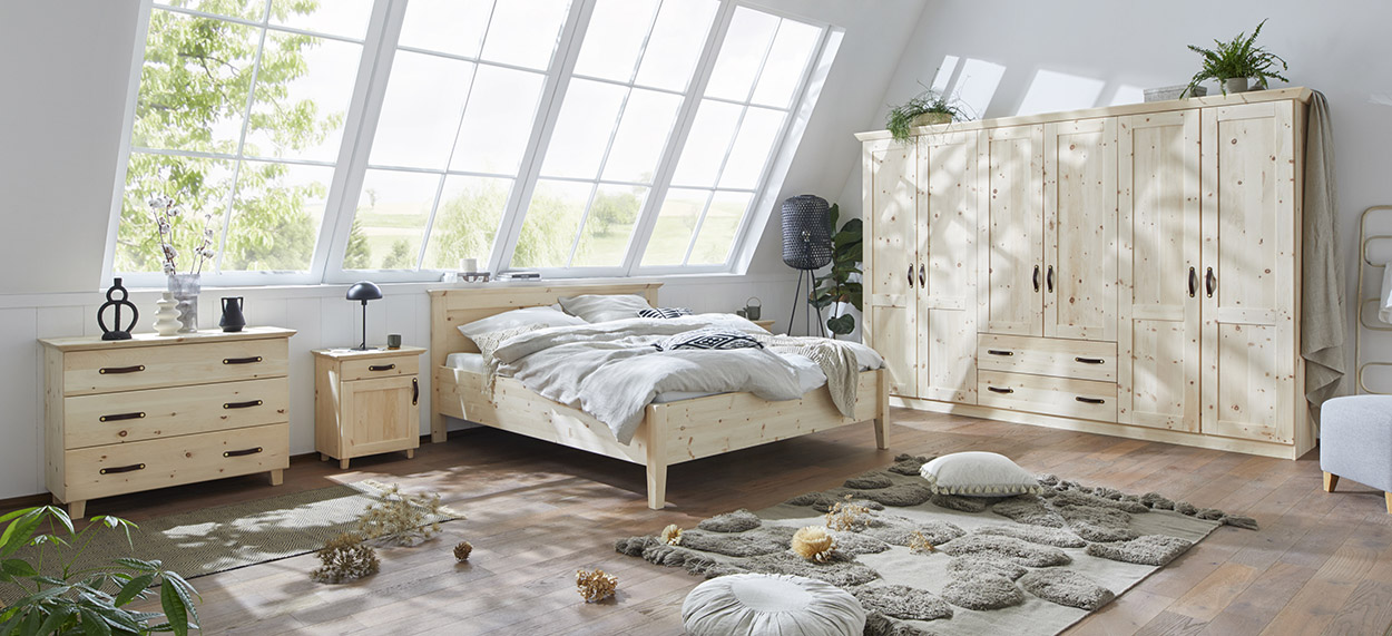 Schlafzimmer aus Zirbenholz mit Ledergriffen und tollem Design