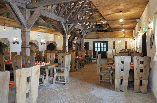 rustikaler esstisch und stühle für restaurant aus massivholz