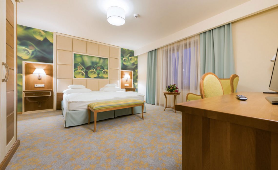 Anbieter für moderne hotelmöbel aus massivholz. schlafzimmer nach maß gefertigt