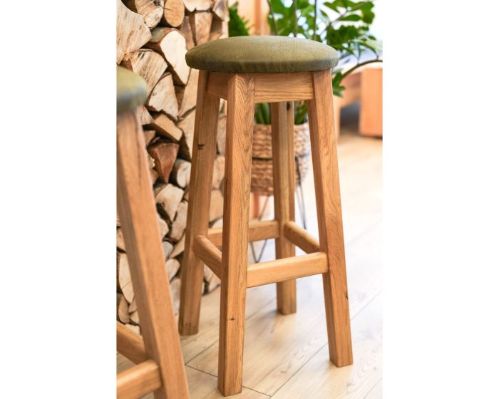 urige Barhocker aus Massivholz mit bequemen Sitzpolster